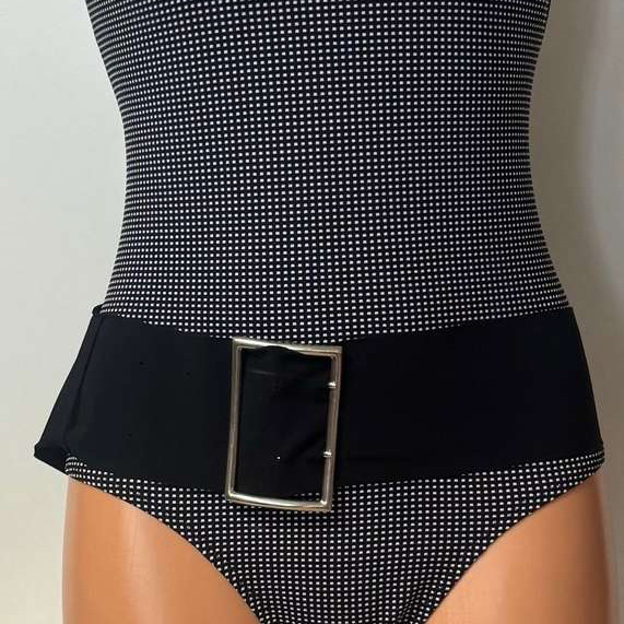 Fato de banho preto e branco com fivela prateada