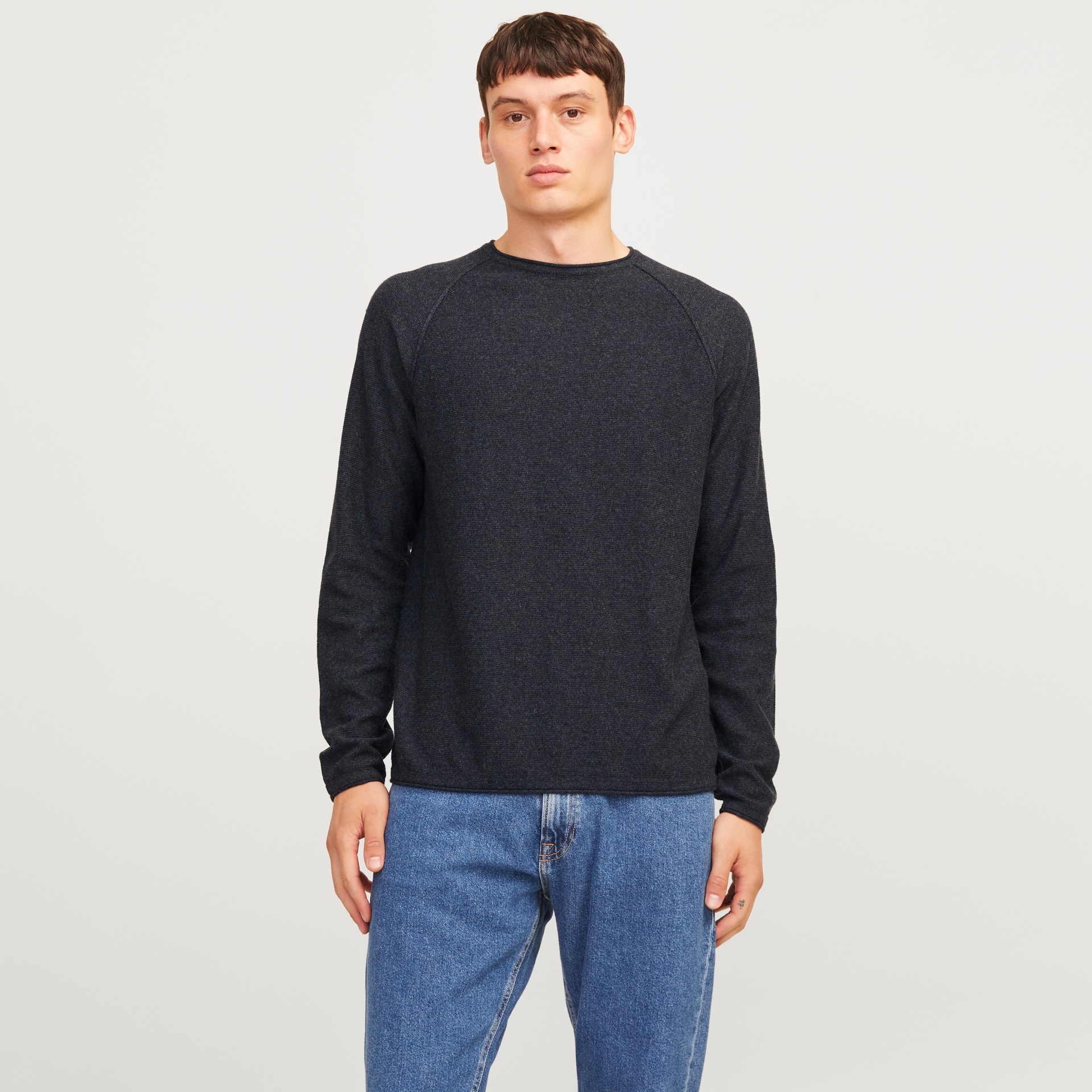 Sweatshirt masculina cinza escuro com gola redonda e jeans azuis