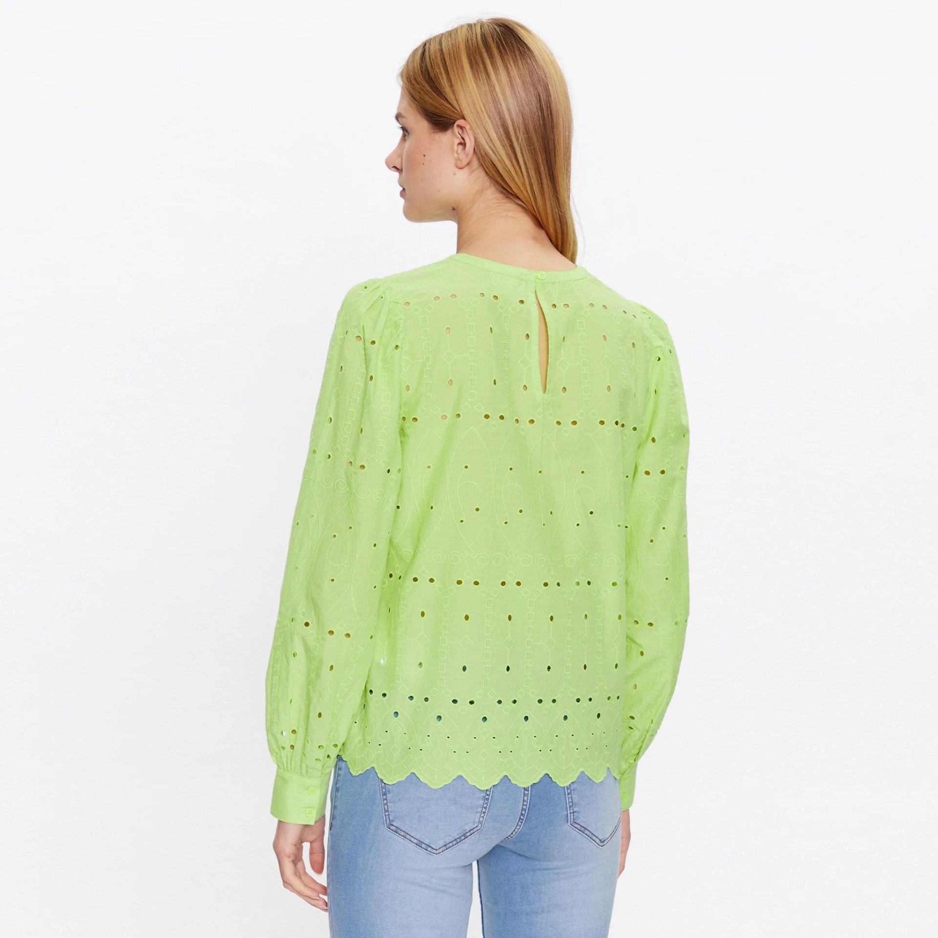 Blusa verde claro perfurada com mangas compridas e bainha ondulada vista de costas