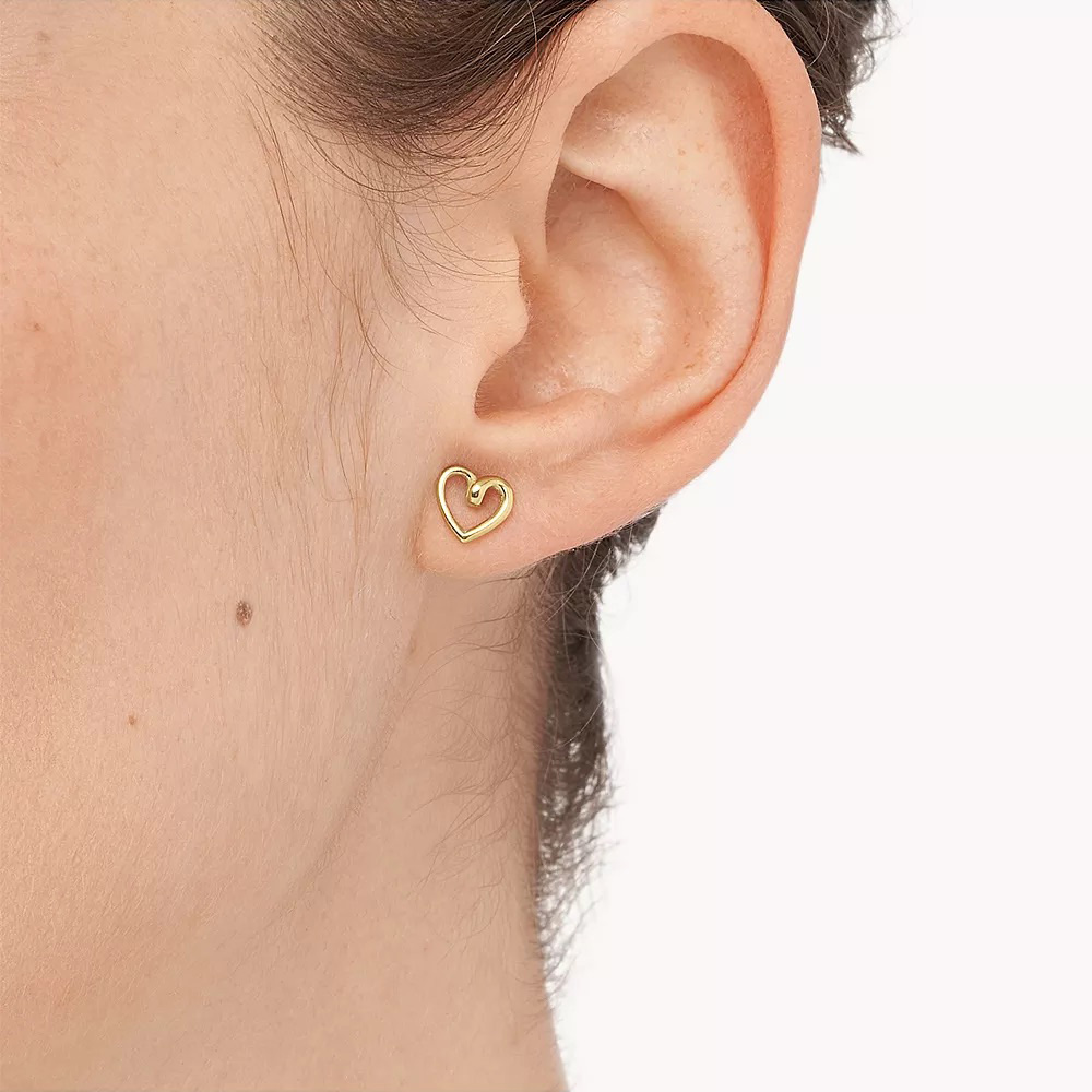 Brinco de ouro em forma de coração aberto na orelha