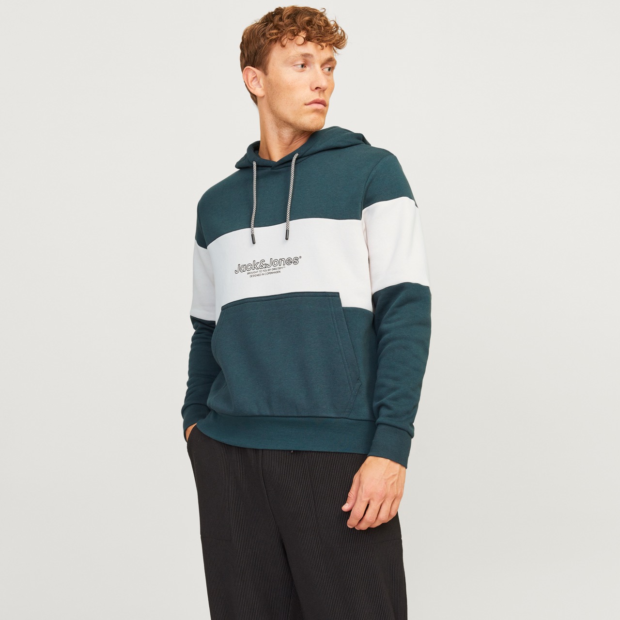 Sweatshirt azul-esverdeado com faixa branca e texto JACK & JONES PREMIUM GARMENT DYED