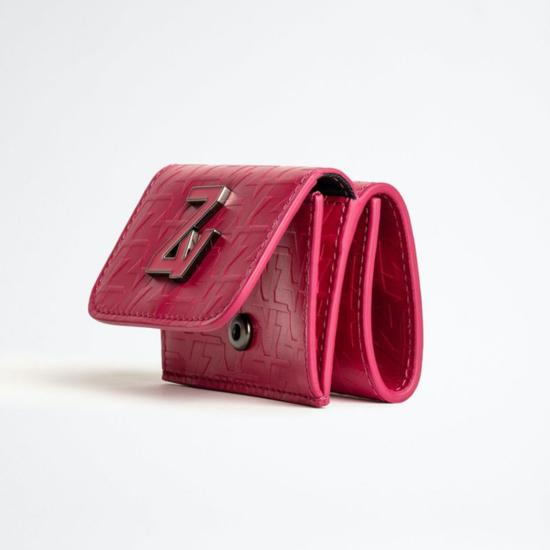 Carteira pequena vermelha com padrão geométrico e fecho metálico