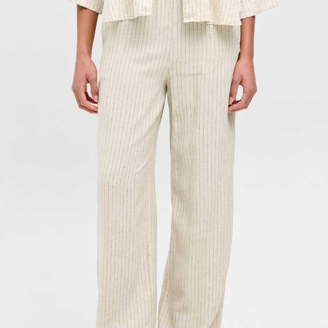 Calças bege claro com riscas finas verticais e corte largo