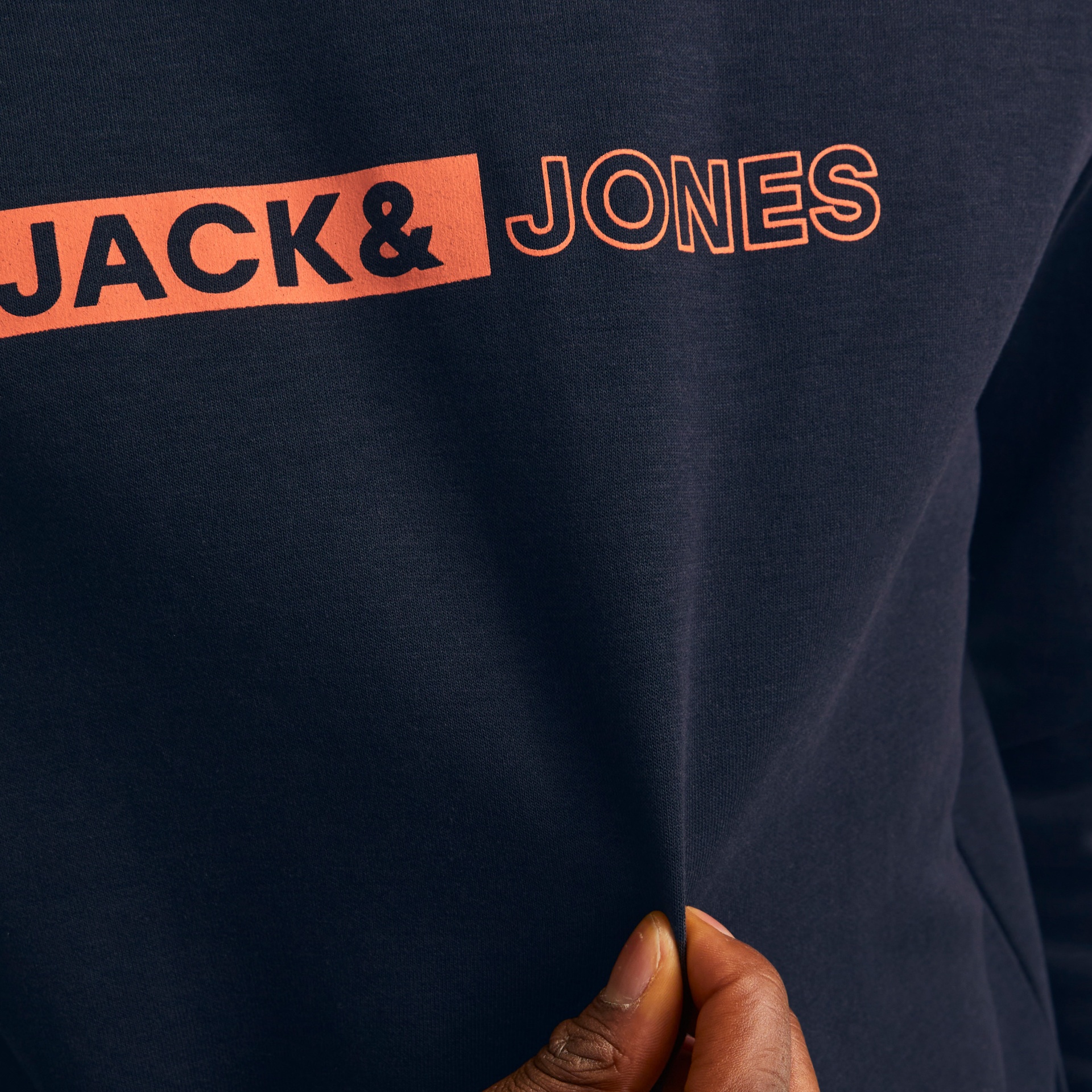 T-shirt azul escuro com estampa JACK & JONES em laranja e preto