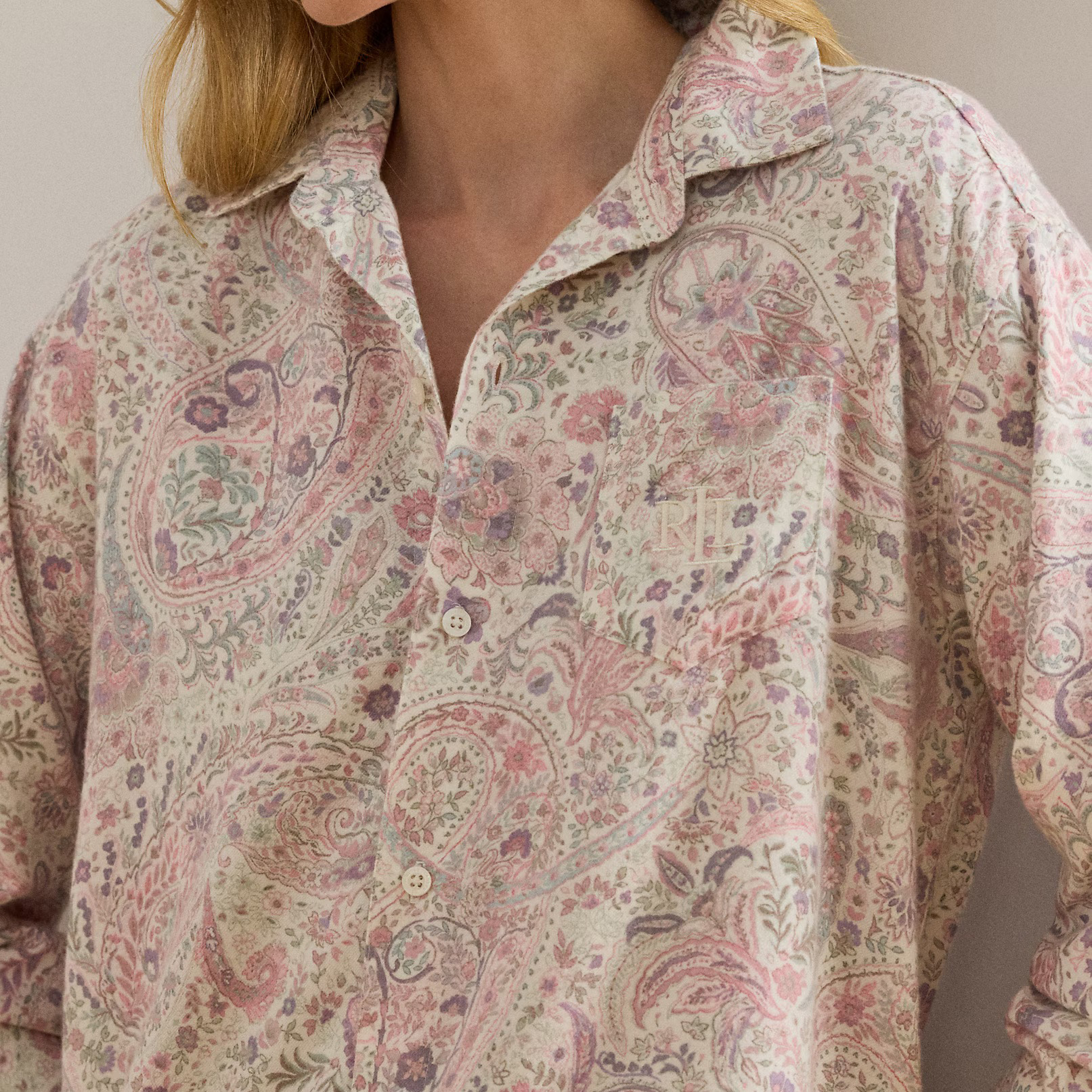 Camisa feminina com padrão floral e cachemira em tons pastel e bolso com bordado RL.