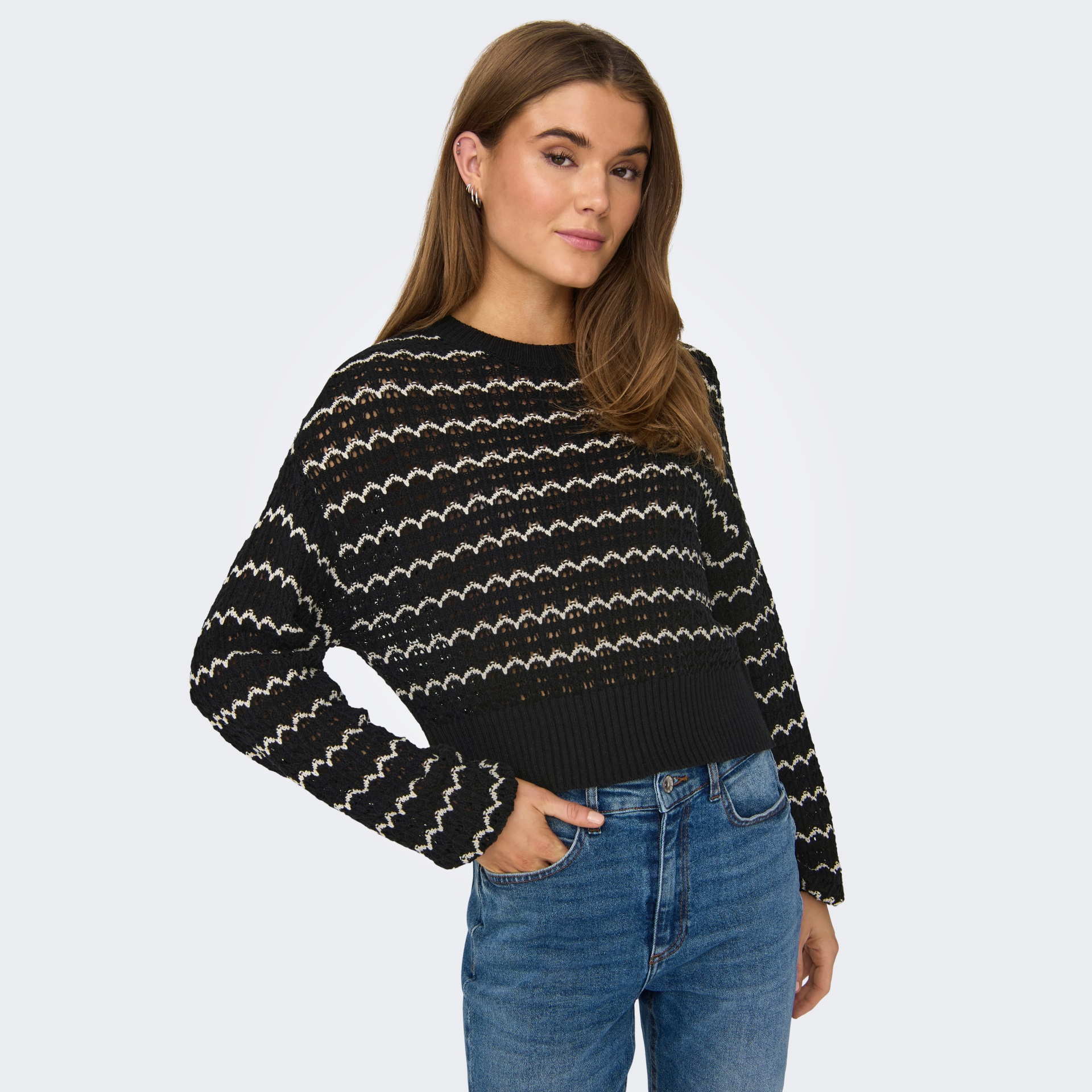 Camisola feminina preta de malha com padrão de ondas em branco e bege