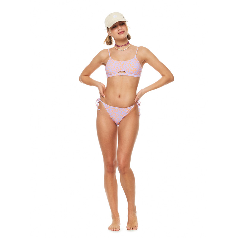 Biquíni cor de rosa com detalhe de recorte e calcinha de laço em fundo branco