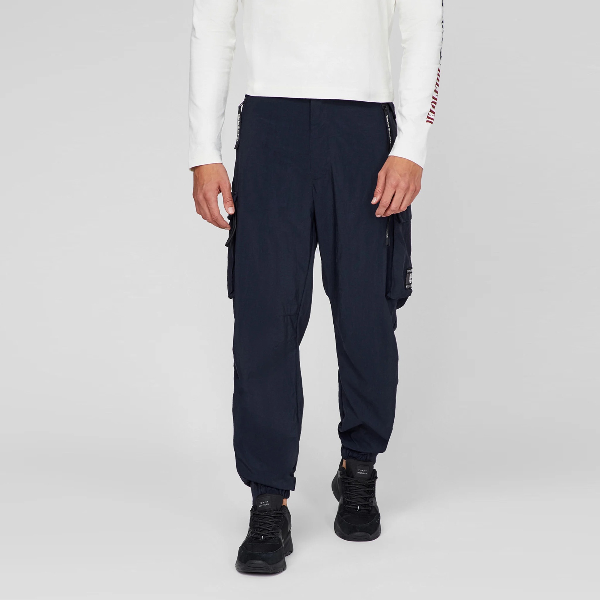 Calças cargo pretas com bolsos e sapatilhas