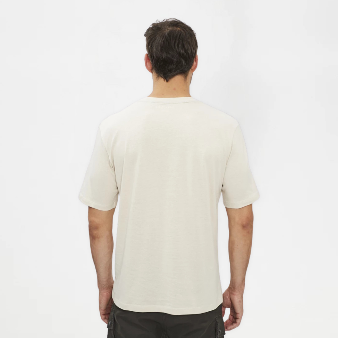 Camiseta bege clara de manga curta vista por trás