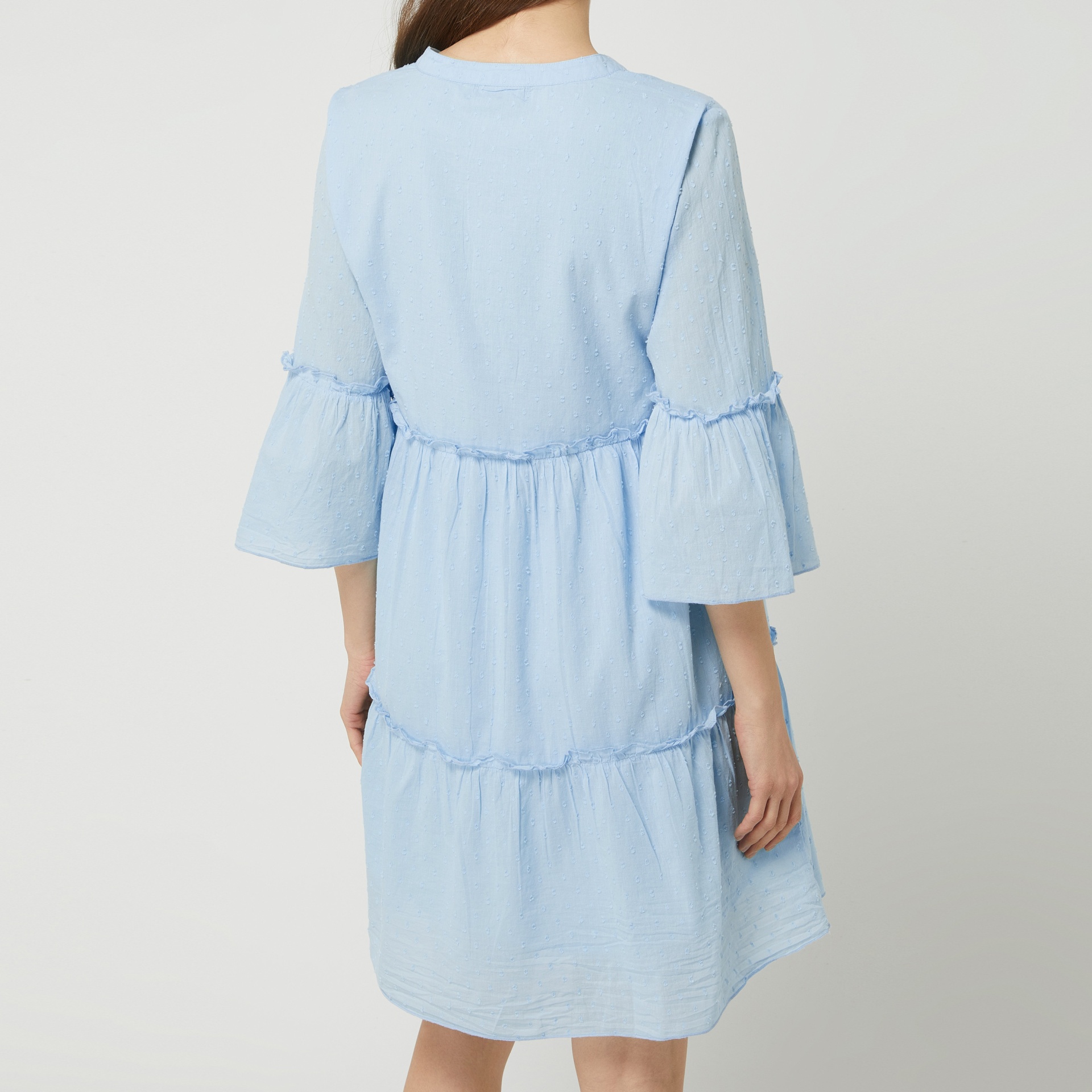 Vestido azul claro com mangas folhosas vista de trás