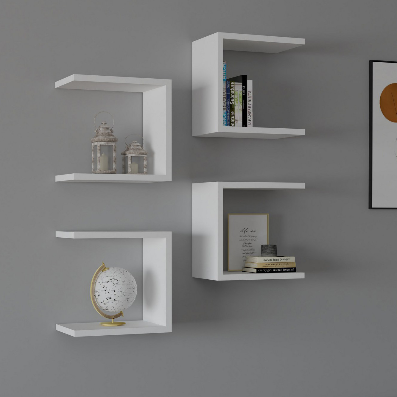 Quatro prateleiras de parede brancas em C com decoração incluindo livros, lanternas e globo