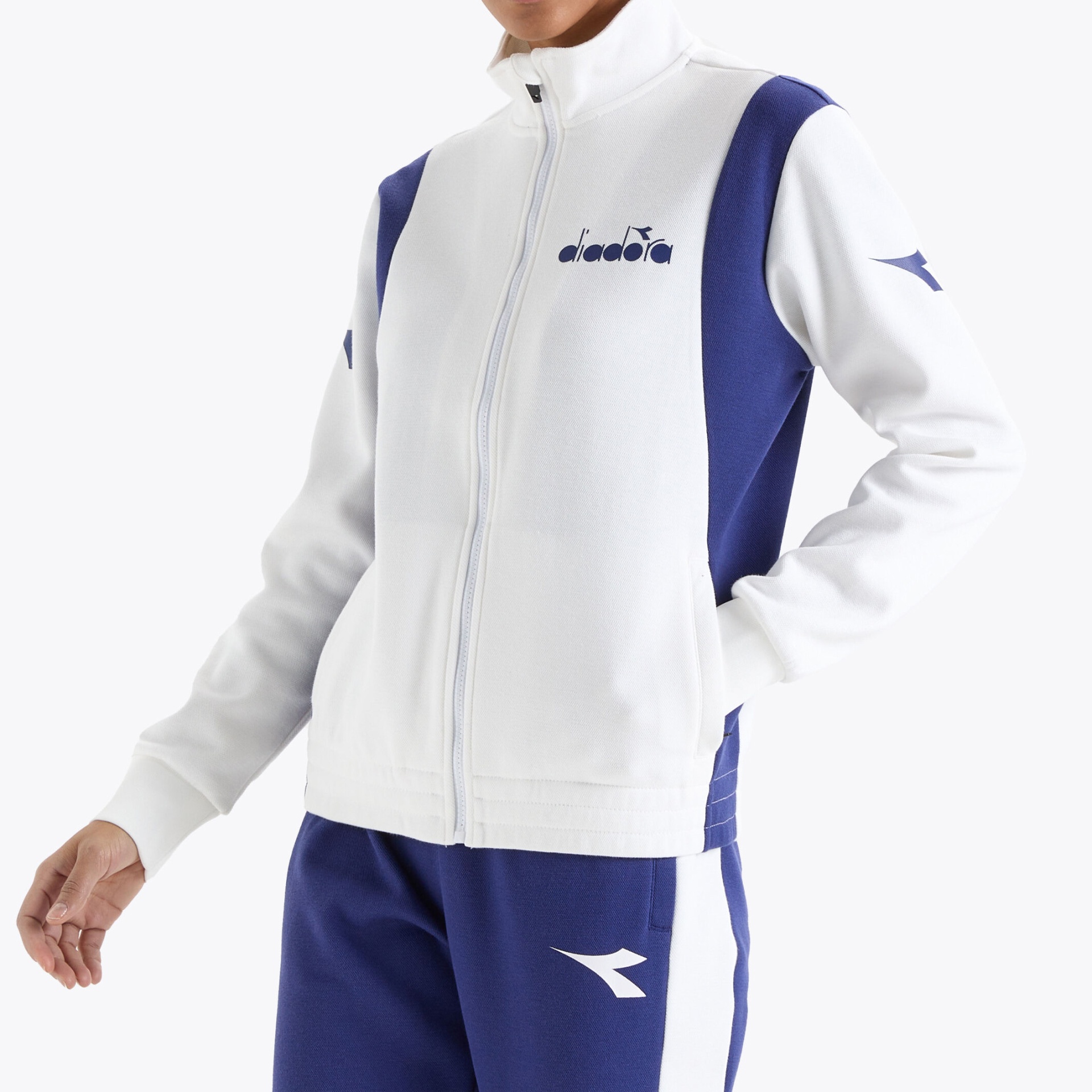 Conjunto desportivo branco e azul com logótipo Diadora