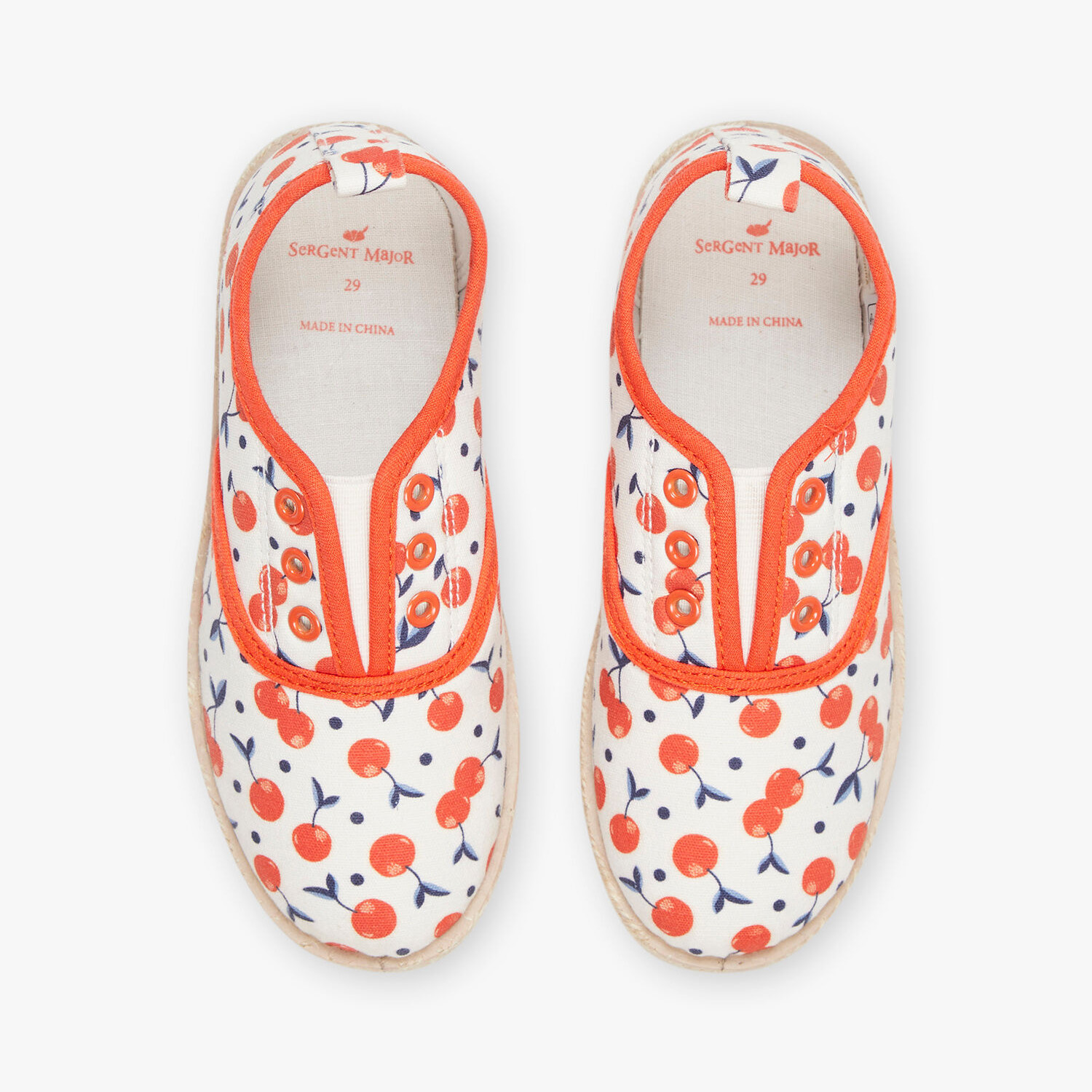 Chinelos alpercatas femininos brancos com padrão de cerejas vermelhas e detalhes laranja