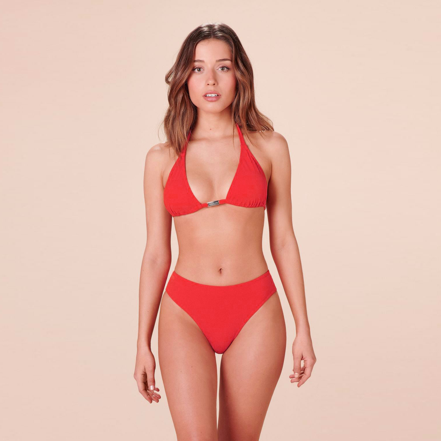 Biquini vermelho de tecido liso com fecho prateado