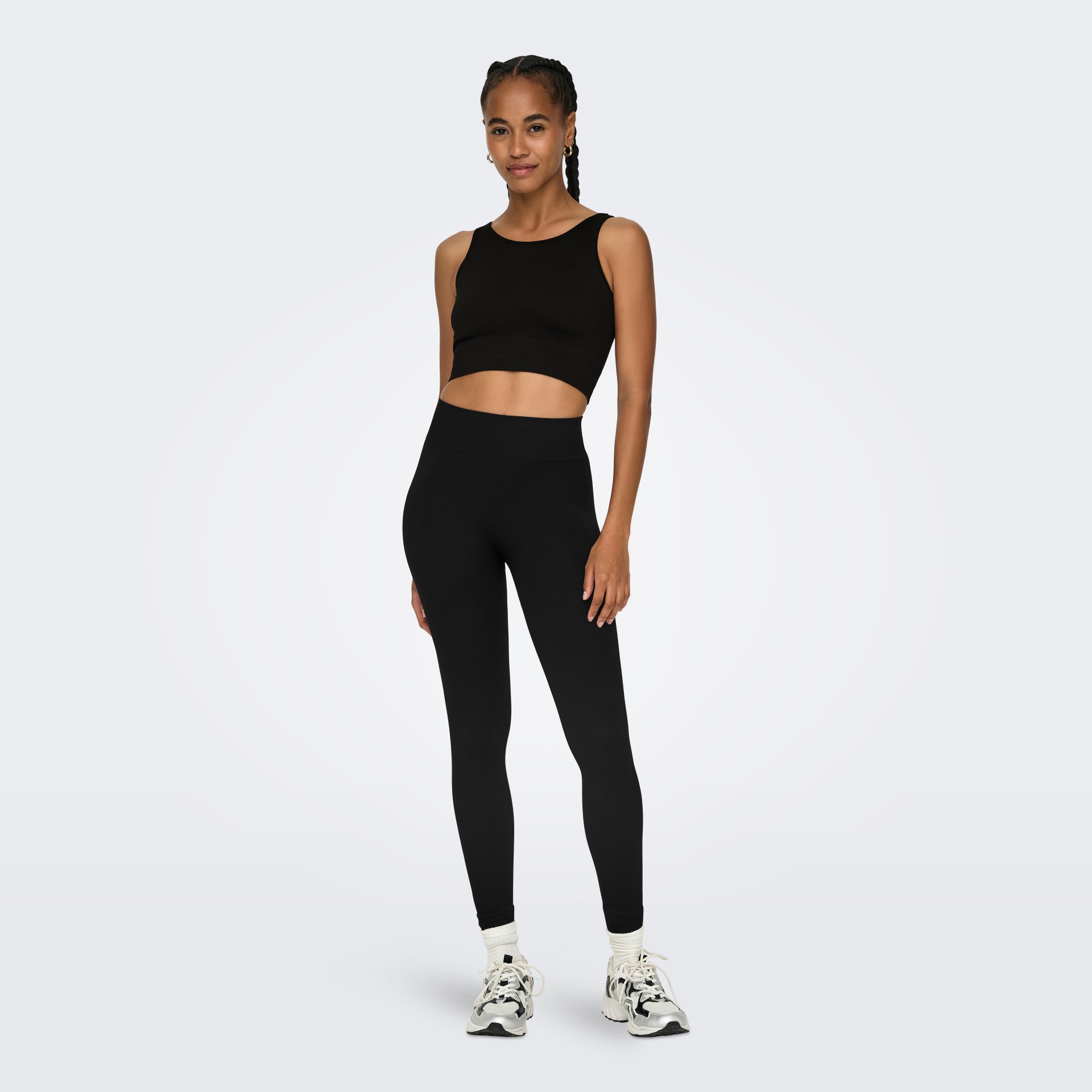 Conjunto desportivo feminino preto com top cropped e leggings