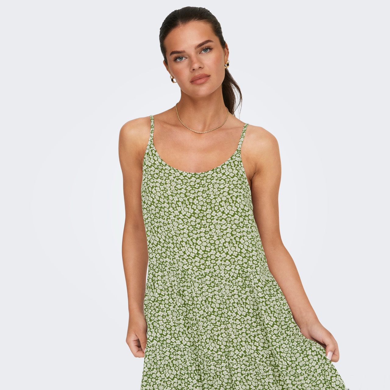 Vestido verde com flores pequenas brancas, alças finas, vestido fluido