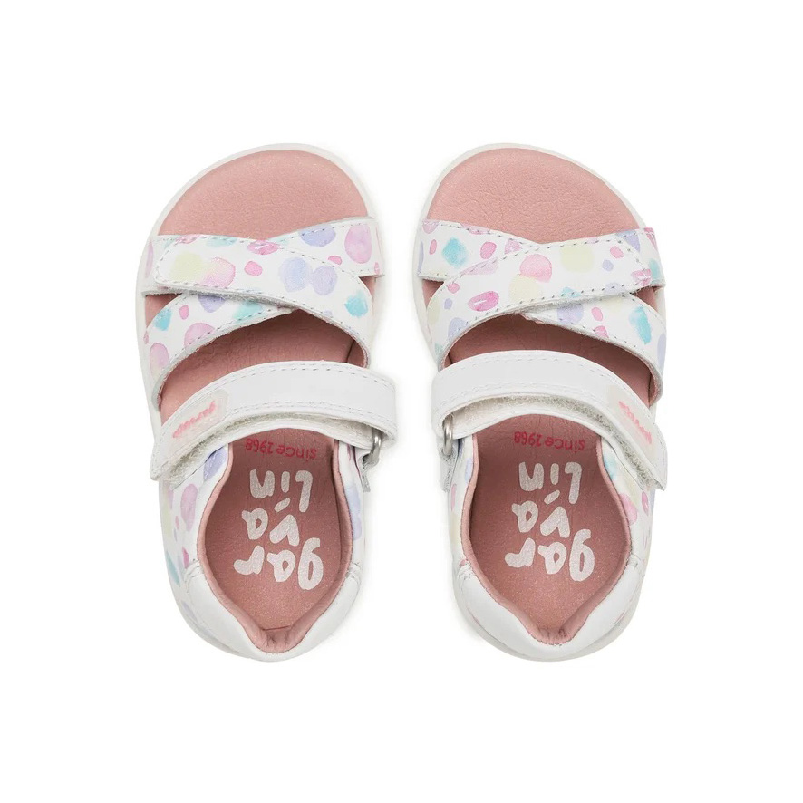 Sandálias infantis brancas com estampado de corações coloridos e velcro