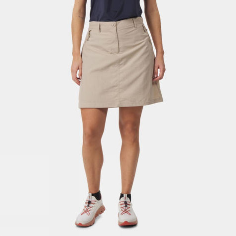 Saia curta bege com bolsos laterais e fecho de botão