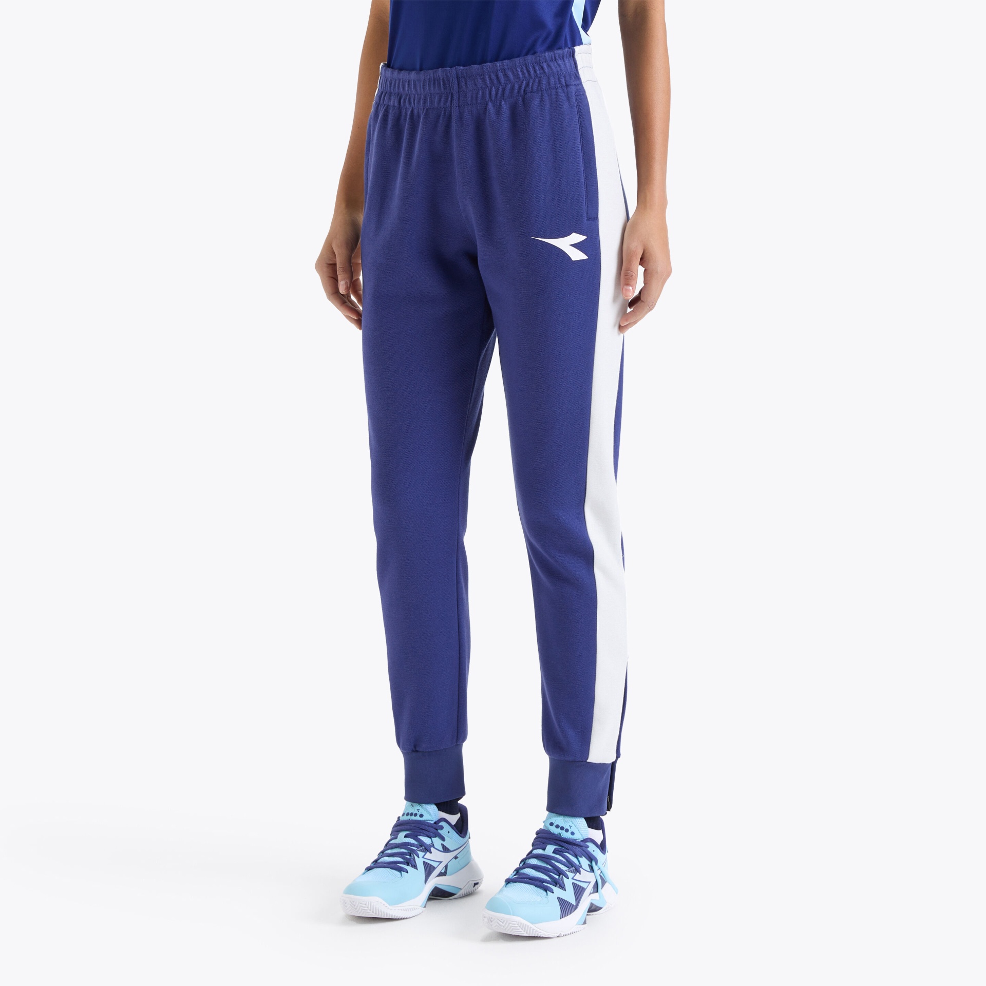 Calças desportivas azuis com faixa branca lateral e logótipo branco