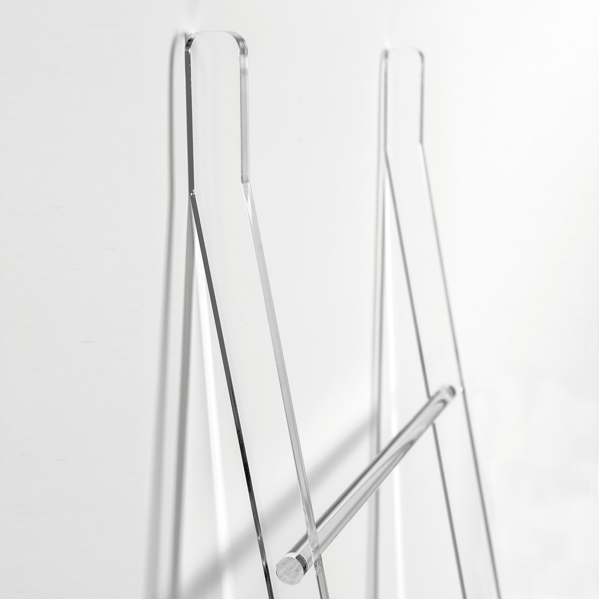 Estrutura transparente de acrílico minimalista com barra horizontal