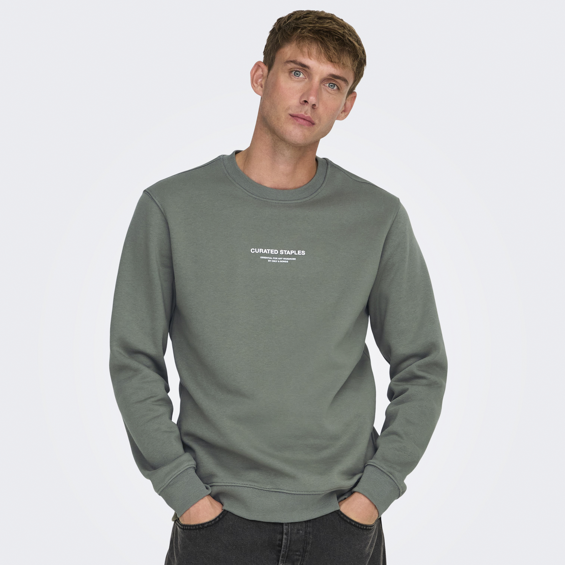 Sweatshirt masculina cinza esverdeado com texto branco CURATED STAPLES