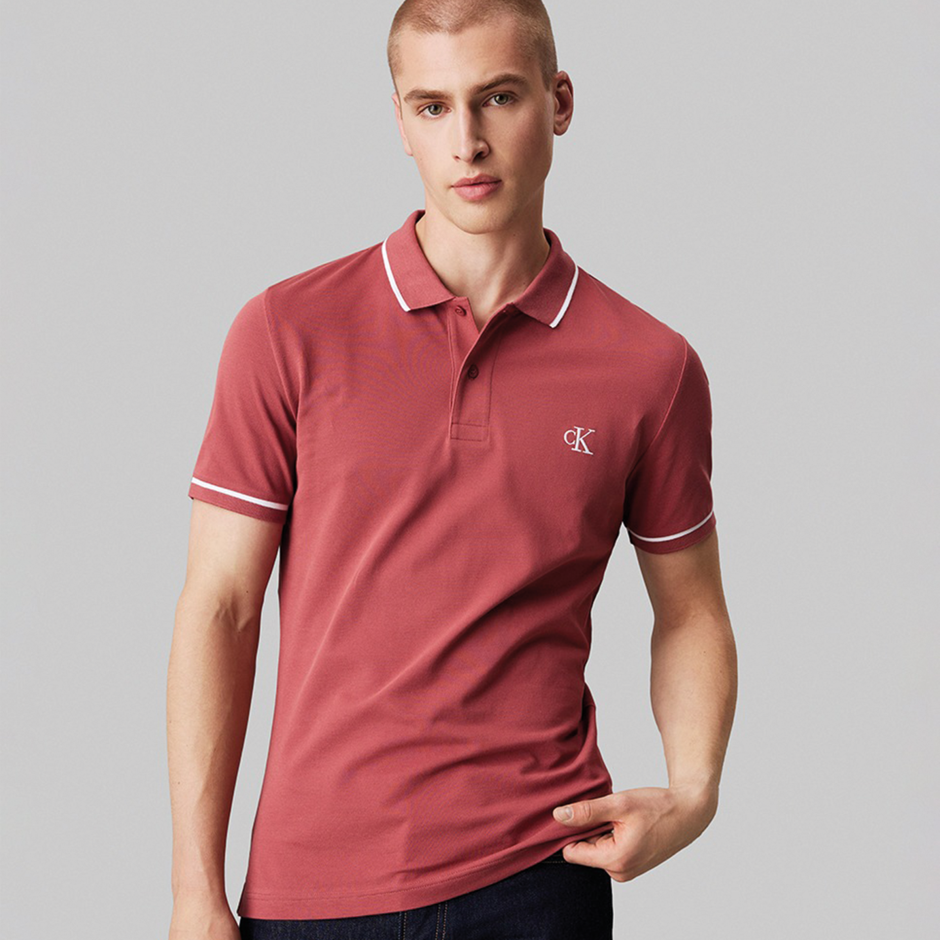Polo masculino grená com logo cK e detalhes brancos