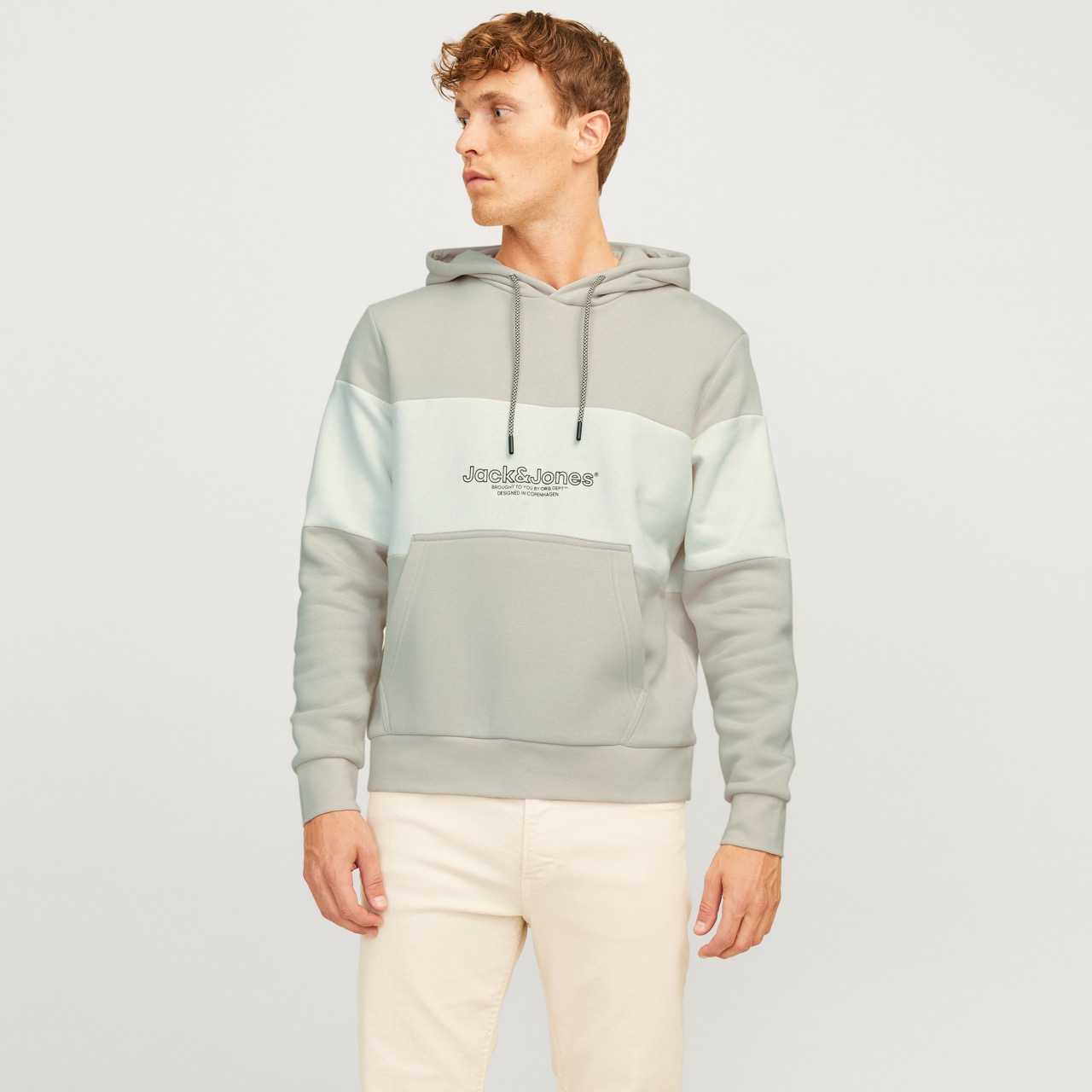 sweatshirt cinza claro com faixa branca e texto estampado