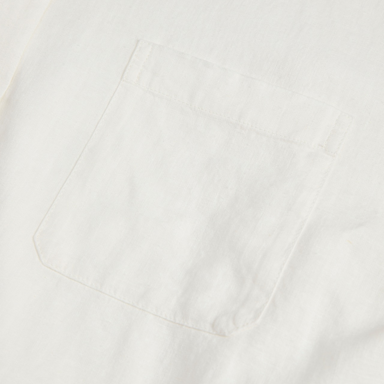 Bolso de tecido branco costurado