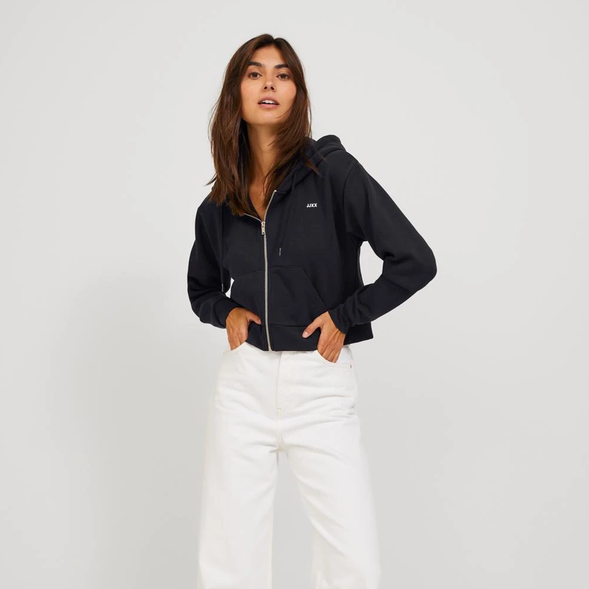 Casaco preto com capuz e fecho dourado, detalhe texto AX