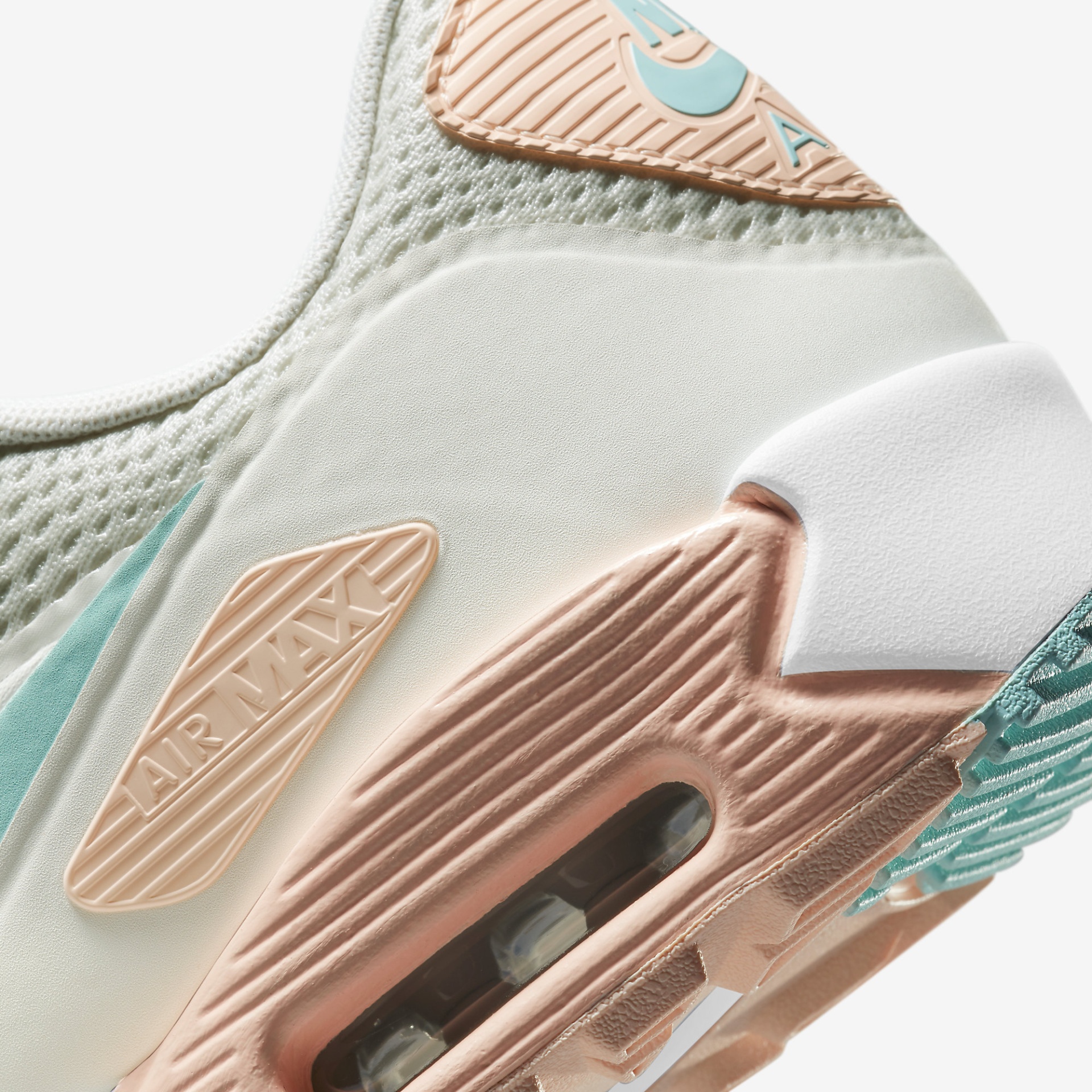 Parte lateral de tênis desportivo branco com sola bege e azul e inscrição ARMAX