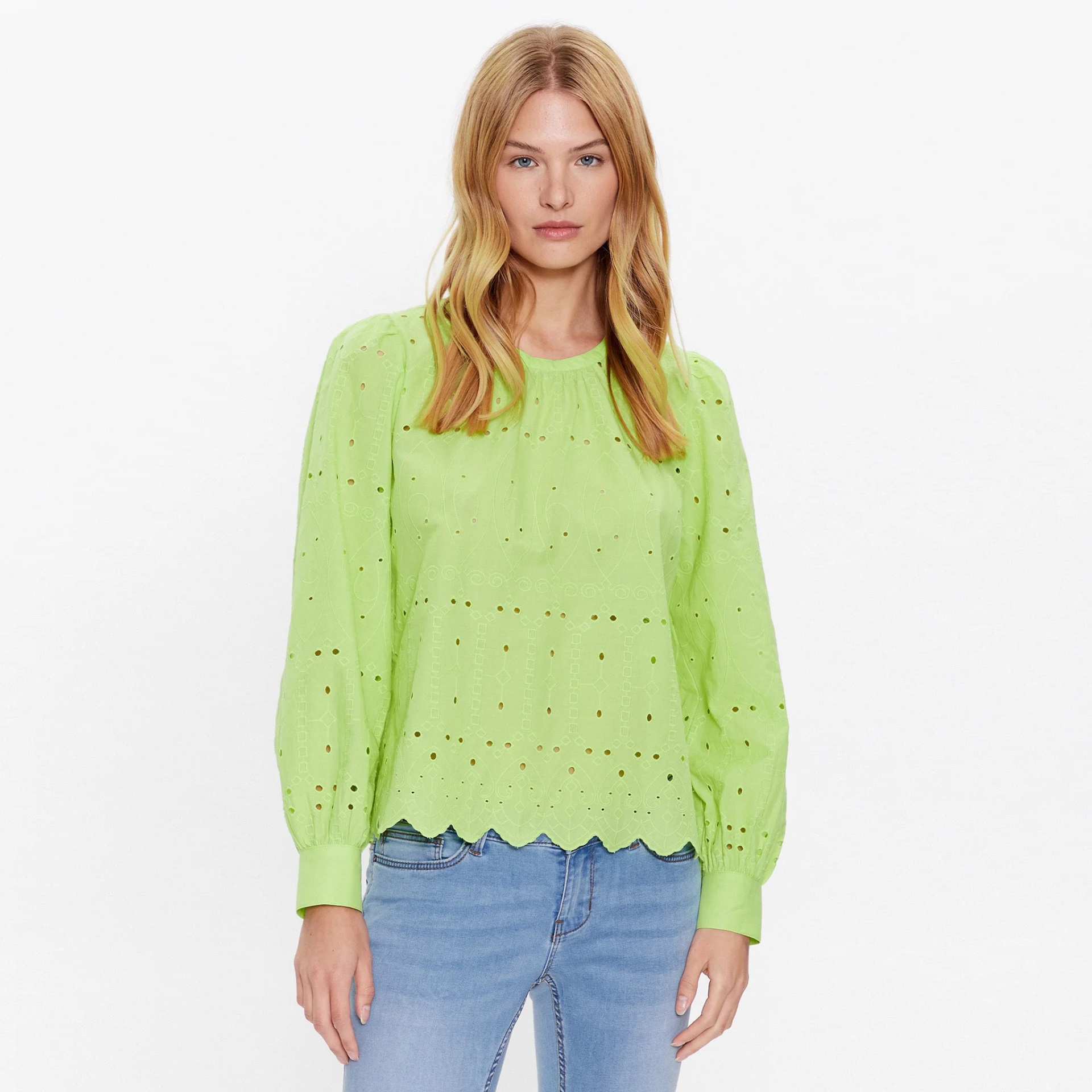 Blusa feminina verde clara com bordado vazado e mangas compridas