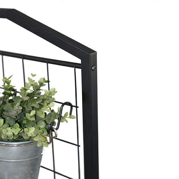 Estrutura metálica preta com vaso de metal e planta verde