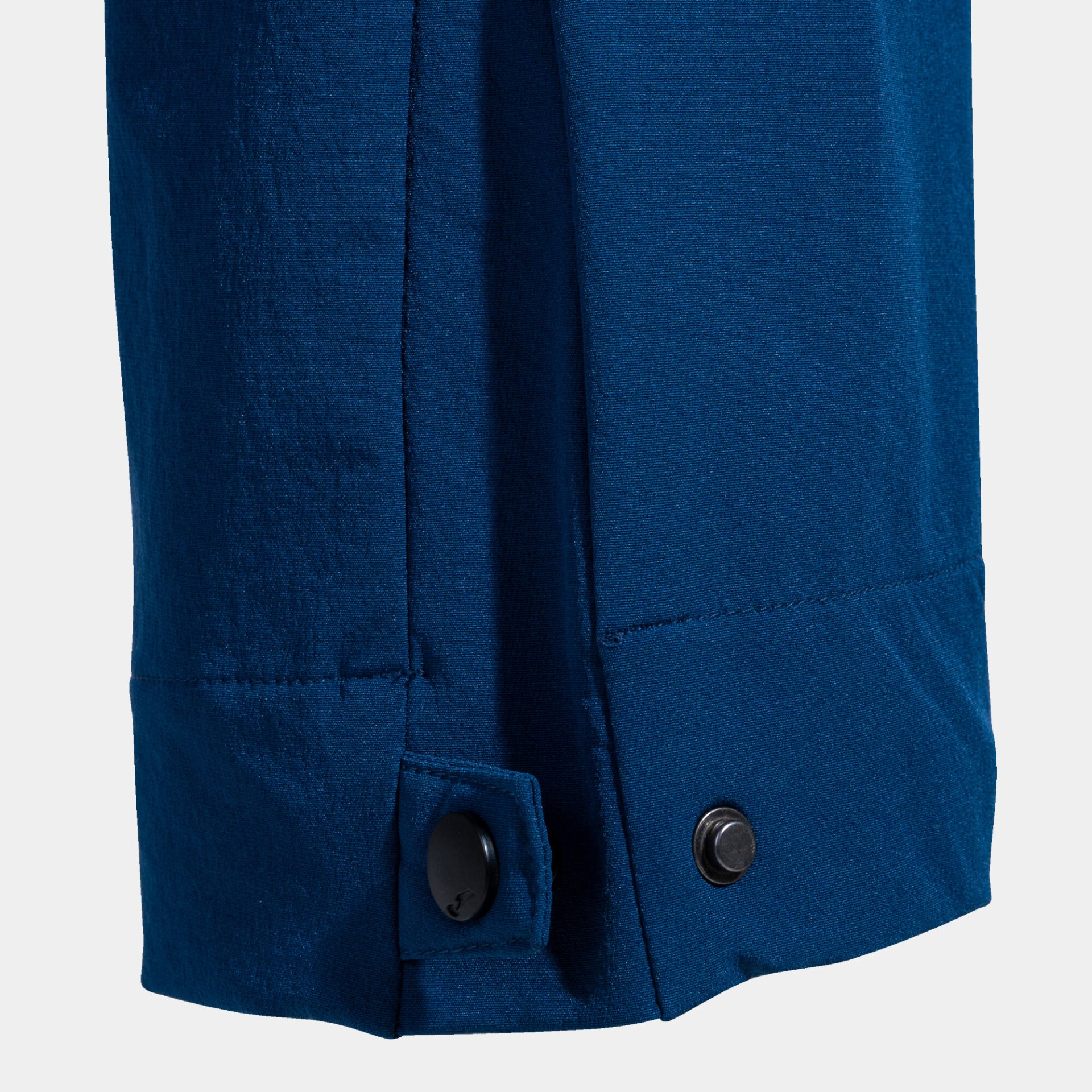 Bainha azul de peça de roupa com botões de pressão