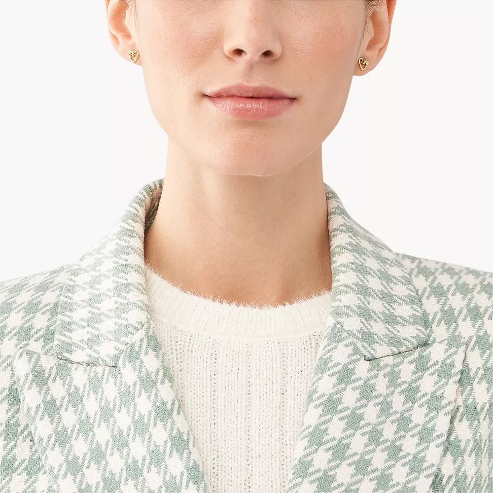 Casaco verde-água com padrão pied-de-poule sobre camisola branca de malha