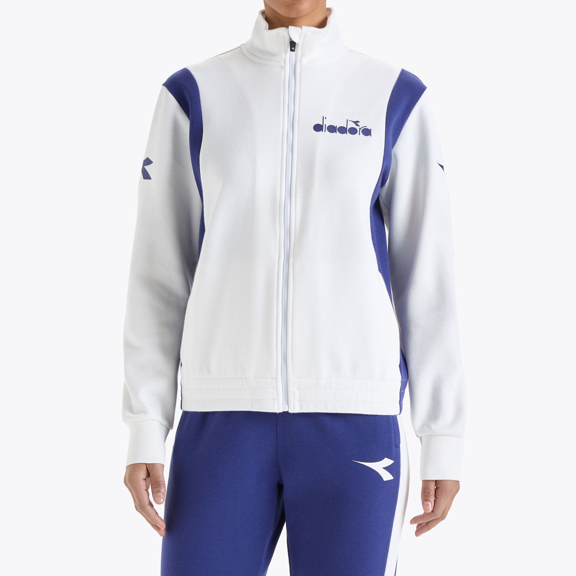Casaco desportivo branco com detalhes azuis e logótipos diadora