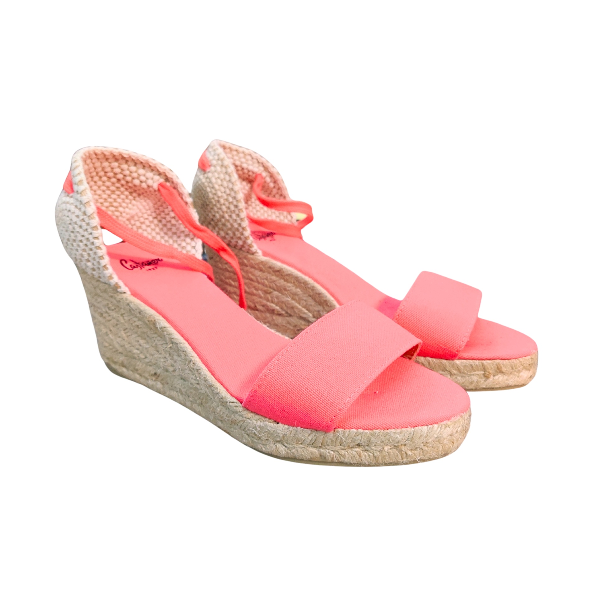 Sandálias de cunha cor de rosa com sola em ráfia