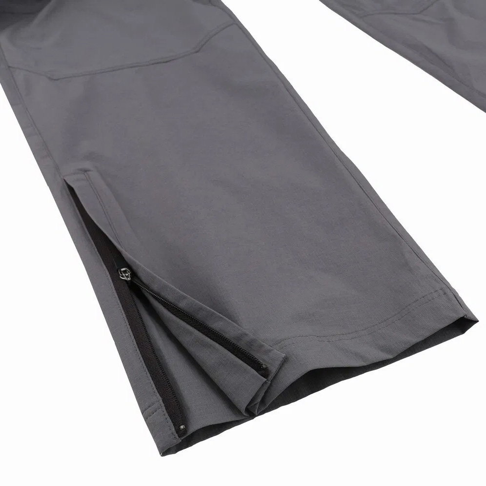 Calças cinza com fecho de correr preto