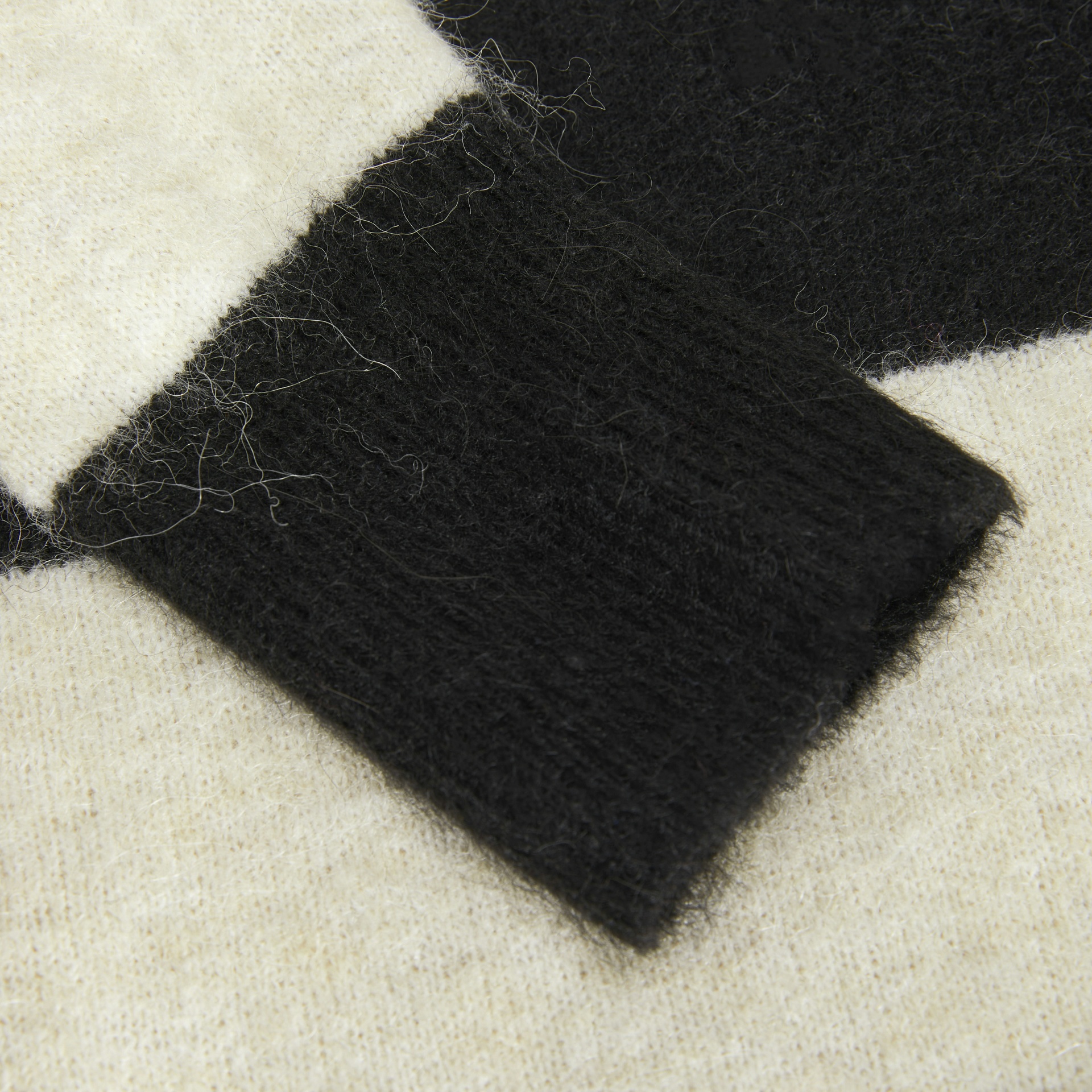 Manga de camisola em malha preta e branca