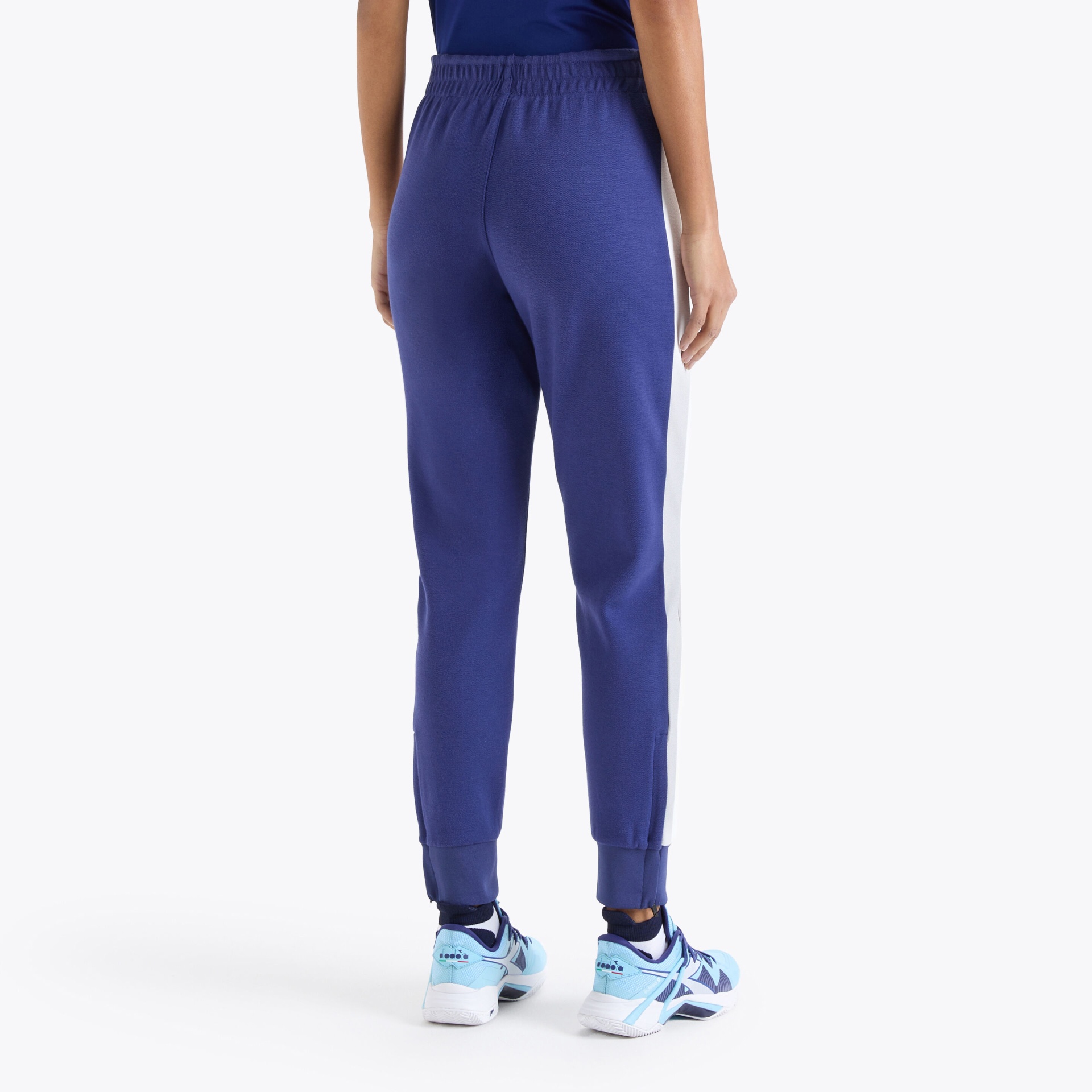 Calças de treino azul escuro com faixa branca lateral vistas de costas