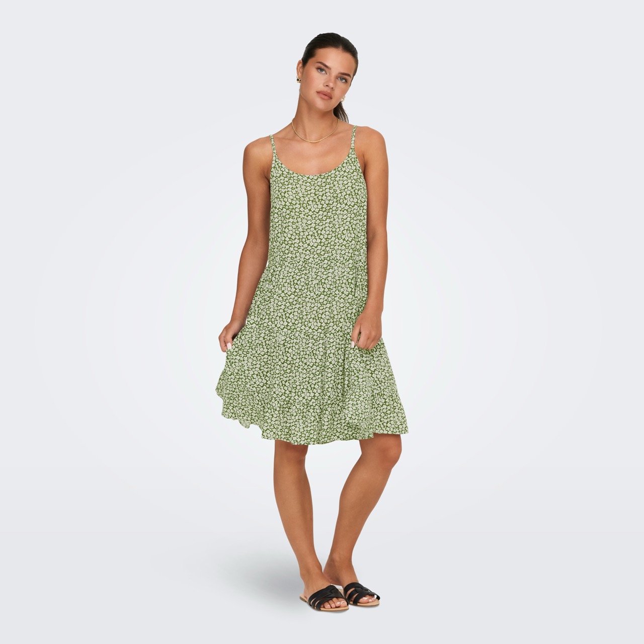 Vestido verde com padrão floral branco e alças finas