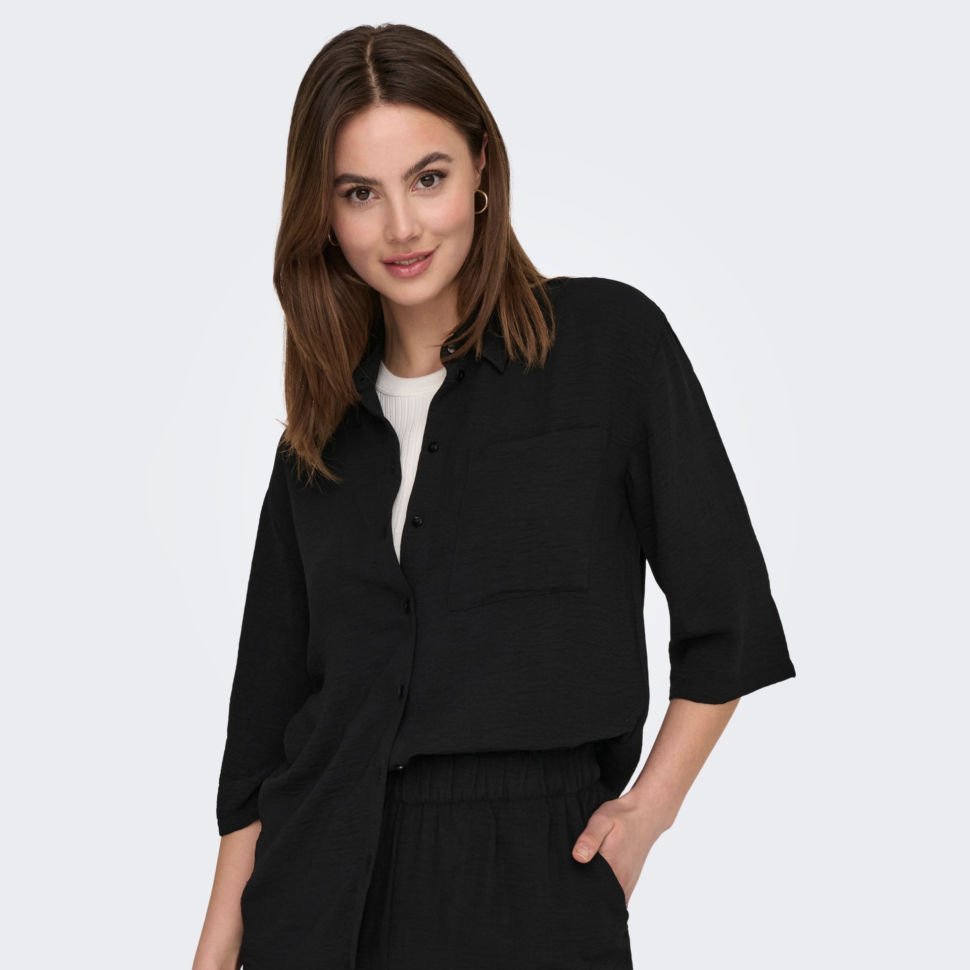 Camisa preta com botões e bolso, manga 3/4, t-shirt branca por baixo