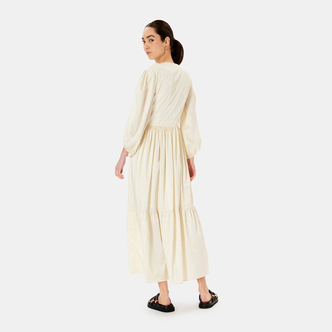 Vestido comprido creme com mangas compridas e tecido franzido visto de costas