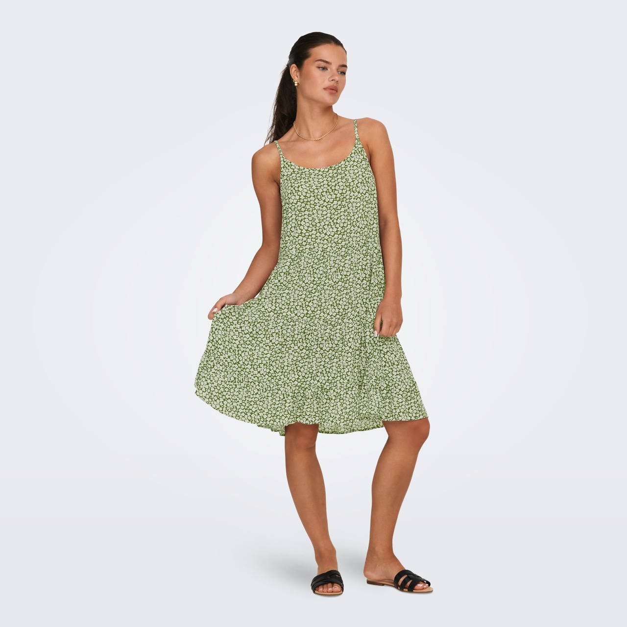 Vestido feminino verde com estampa branca, alças finas, modelo vestido