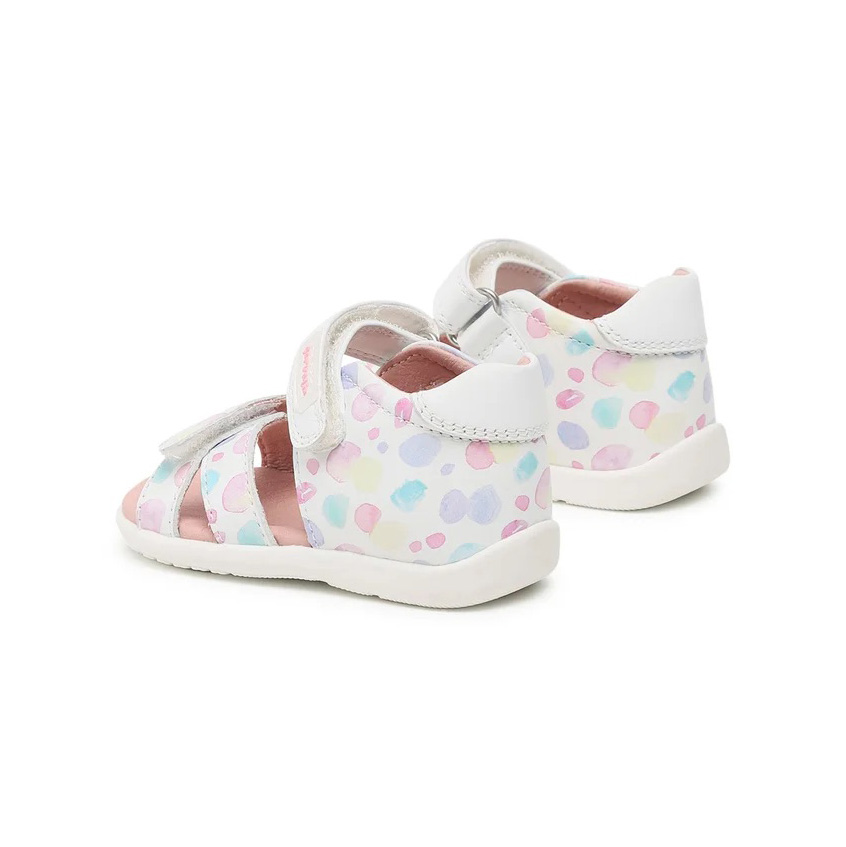 Sandálias infantis brancas com manchas coloridas e fecho velcro