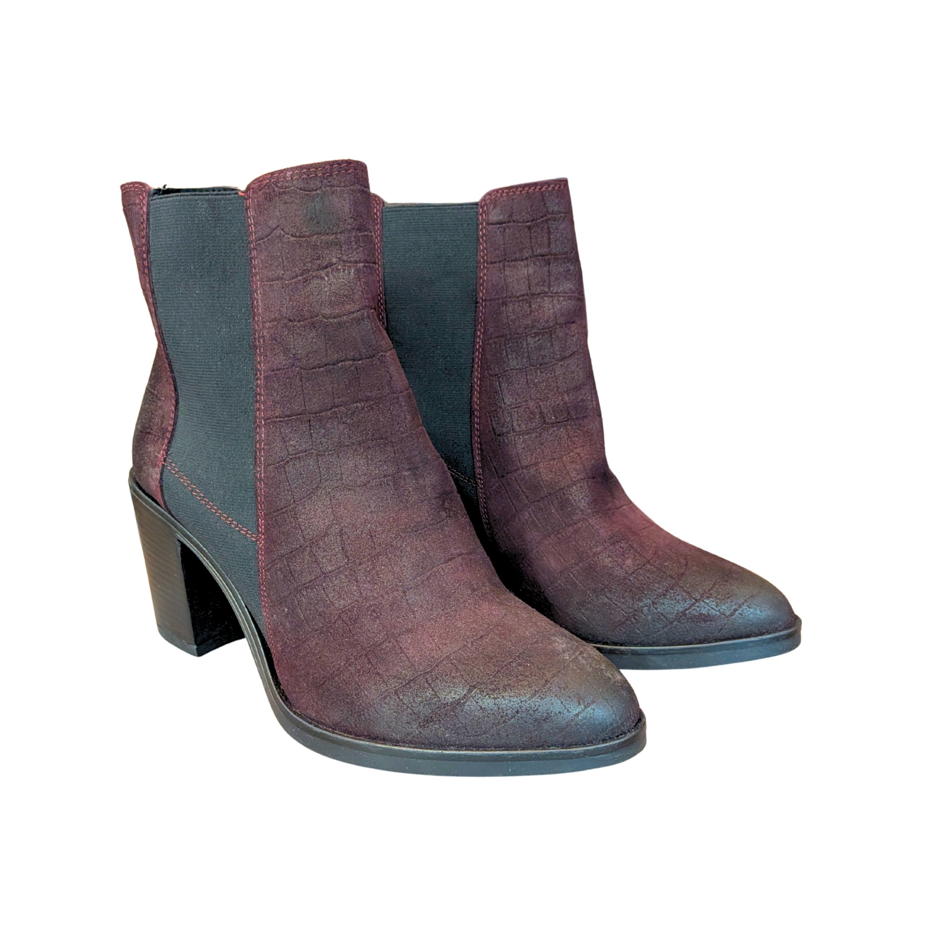 Botins femininos vinho com textura simulando pele de crocodilo e tecido elástico preto nas laterais.