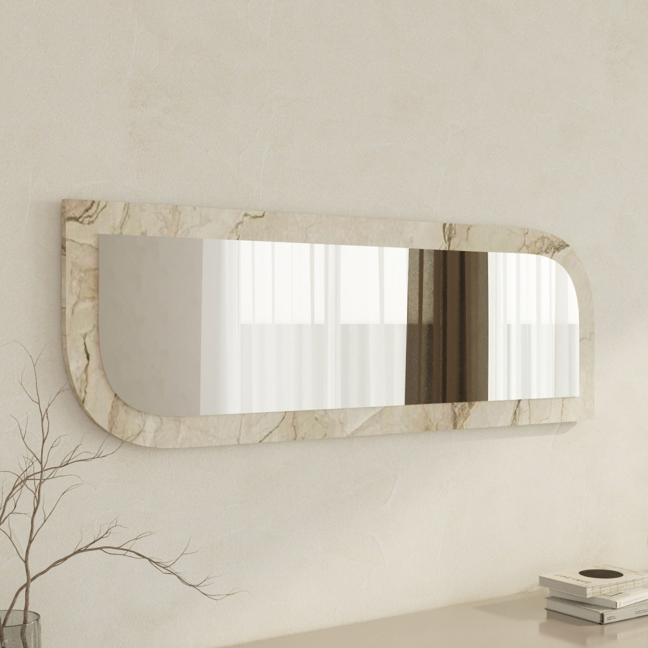 Espelho retangular com moldura de mármore bege pendurado na parede