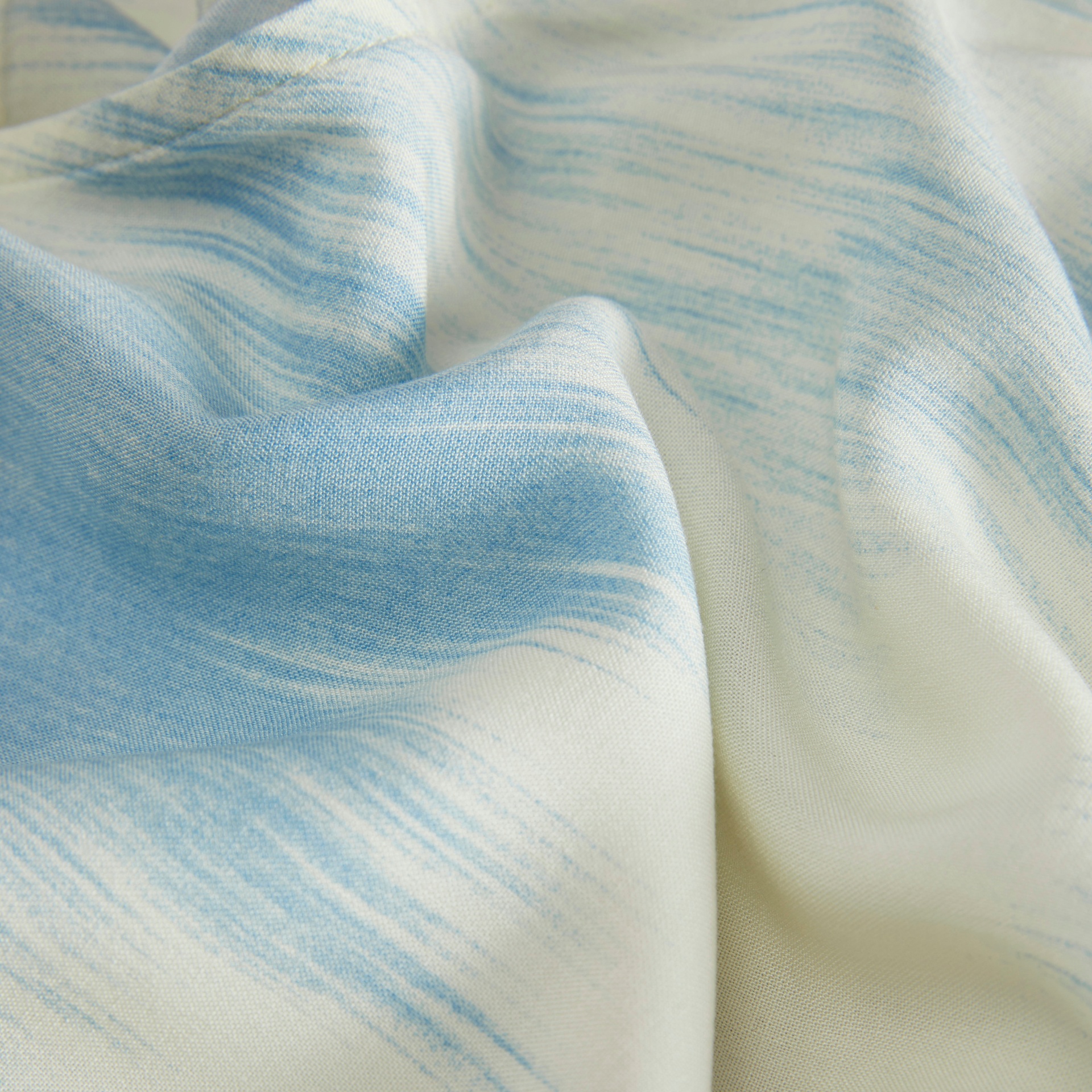 Tecido de algodão azul claro e branco com padrão abstrato