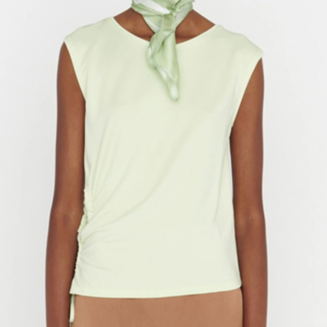 T-shirt feminina creme sem mangas com detalhe franzido lateral