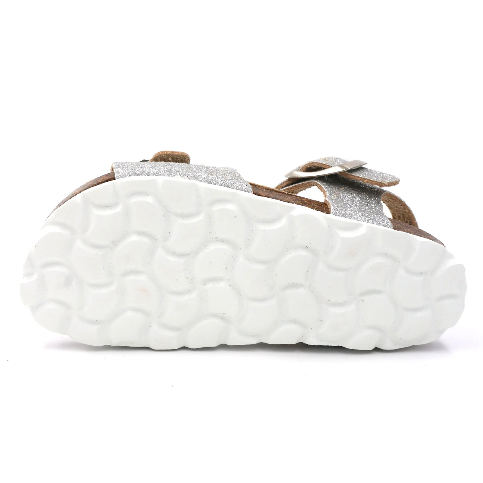 Sandália com sola grossa branca e tiras prateadas brilhantes