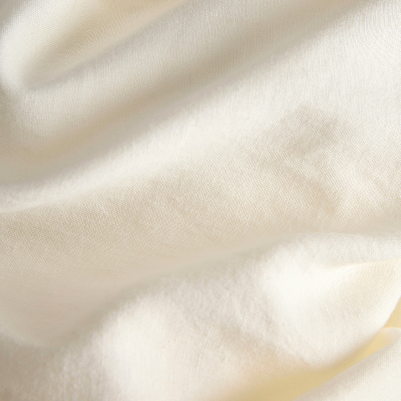 Tecido branco com textura suave e dobras